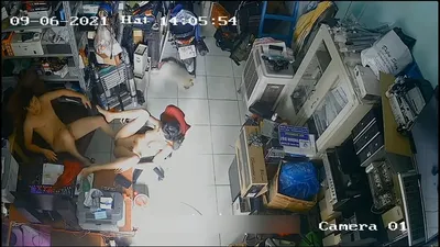 Người vợ chồng yêu nắc nhau trong của hàng máy tính