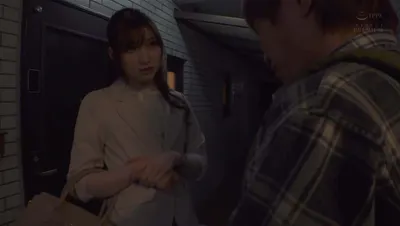 Cô nàng cạnh nhà tốt bụng mời vào nhà vì mất chìa khóa