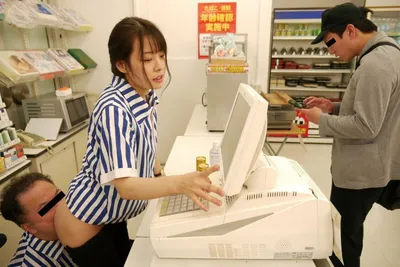 đi làm thêm ở cửa hàng tiện lợi, cô sinh viên bị anh tiền bối đụ sml