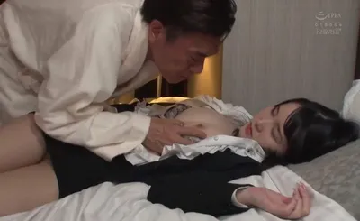 Nữa đêm cấp trên lén địt em thư ký ngủ mê mang vì say khi uống 1 lon bia