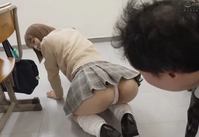 Chiếc váy ngắn lộ quần lót lọt khe của em em học sinh nứng lờ