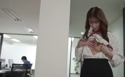 Bí ẩn đằng sau vẻ ngoài nghiêm nghị của cô nhân viên văn phòng, thực chất là một "nữ quái" phóng đãng.