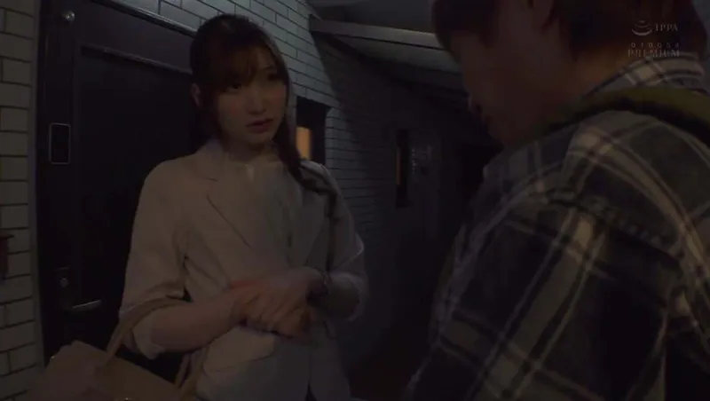 Cô nàng cạnh nhà tốt bụng mời vào nhà vì mất chìa khóa