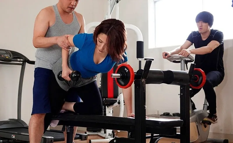 Chồng phát hiện bà xã vụng trộm với huấn luyện viên thể hình