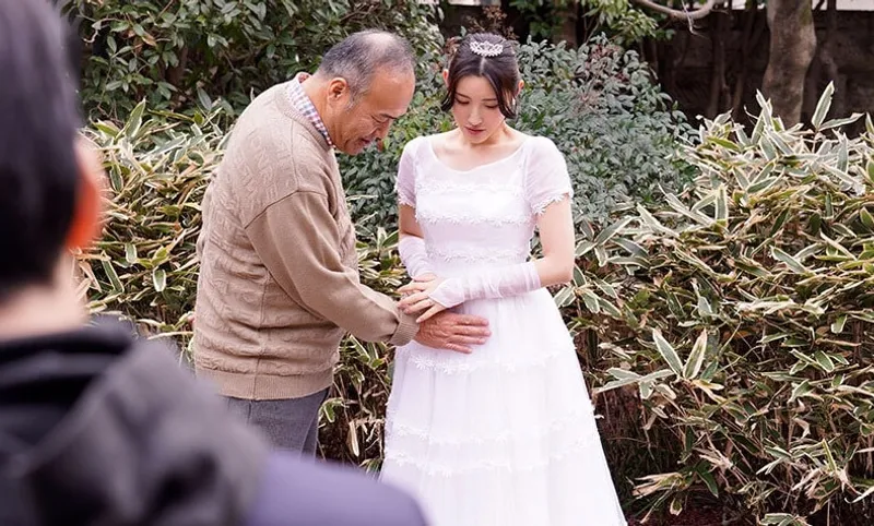 Gã chồng quá yếu, người vợ dù yêu nhưng vẫn thường trả bài với bố chồng đến có thai