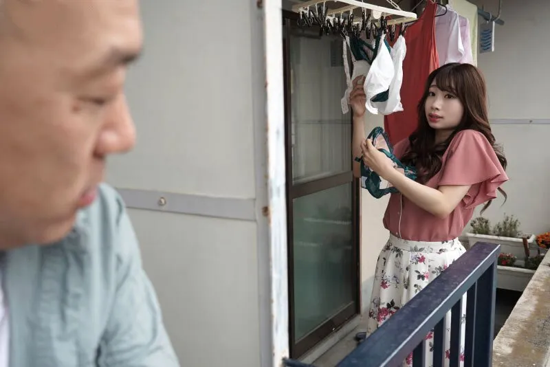 Gã nhà cạnh bên chuyên soi mói và cặp cô vợ người chồng thường xuyên rên la quá to