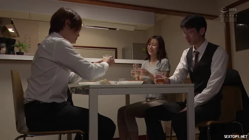 đến nhà sếp ở nhờ, hấp diêm luôn cô vợ sếp